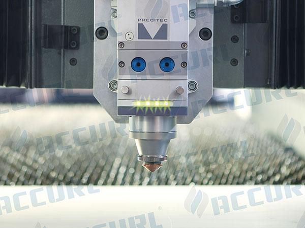 ماكينة CNC لقطع الفولاذ المقاوم للصدأ بألياف الليزر 4KW IPG