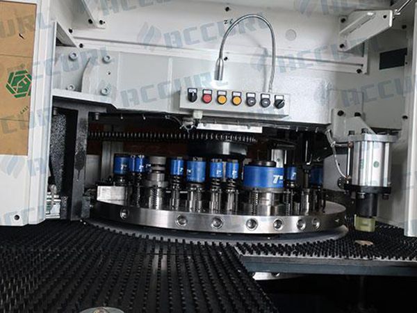 آلة التخريم CNC البرجية بمحرك مؤازرة 30 Ton