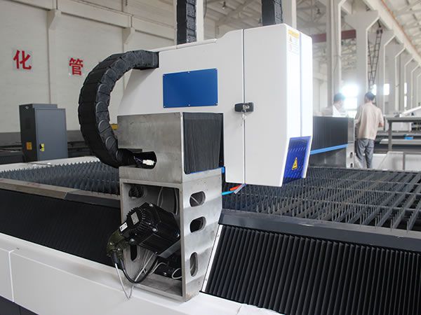 آلة قطع المعادن بليزر الألياف CNC (700w)