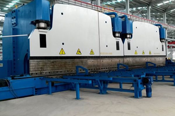 ماكينة الثني الترادفية CNC الهيدروليكية لإنتاج عمود الإنارة، ثني العمود المثمن